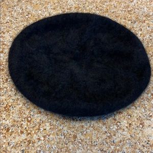Women’s black beret